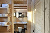 Blick ins Bad mit Holzverkleidung an Decke und Wänden