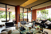 Moderne Möbel und Kieselsteine aus Filz im Wohnzimmer mit Fensterfront