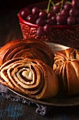 Französisches Brot auf Holztisch vor roten Trauben