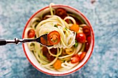 Zoodles (Zucchinispaghetti) mit Tomaten und Basilikum
