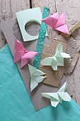 Origami-Schmetterlinge auf Papier und Karton mit Masking Tape