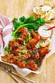 Tandoori Chicken Wings mit Brokkolini und Joghurt