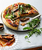 Pizza mit Sardinen und Rucola