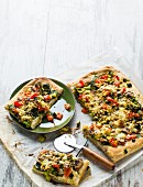 Selbstgemachte vegetarische Gemüsepizza mit Paprika, Brokkoli und Pilzen