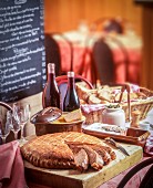 Verschiedene Gänseleberpasteten mit Wein und Brot auf Bistrotisch