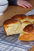 Brioche auf Kuchengitter, angeschnitten