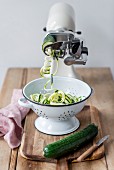 Zucchinispaghetti mit Küchenmaschine schneiden