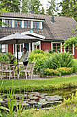 Teich und Terrassenplatz vor Schwedenhaus mit Gaubenfenster