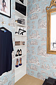 Toile de jouy wallpaper and shelves in niche