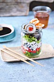 Sushi-Salat mit Garnelen im Glas (Japan)