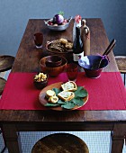 Herbstliche Terrine, Wein und Brot auf rustikalem Holztisch