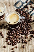 Espresso und Kaffeebohnen auf Jutesack