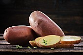 Lila Kartoffeln und Zitronenthymian