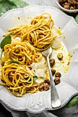 Spaghetti mit Kürbis-Carbonara, Salbei und gerösteten Haselnüssen