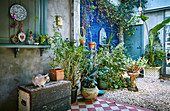 Courtyard with vintage accessories, potted plants and gravel floor