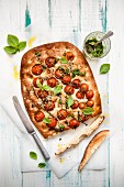 Focaccia mit Rispentomaten und Pesto (Aufsicht)