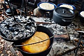 Camping: Brot im Dutch Oven über Feuerstelle backen