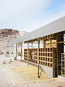 Außergewöhnliche Fassadengestaltung mit Abtreppung im Eingangsbereich in Wüstenlandschaft