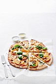 Glutenfreie hausgemachte Pizza mit Kakis, Ziegenkäse und Basilikum