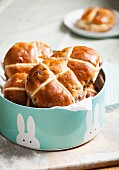 Hot cross buns in an Easter tin (Easter baking, England)