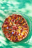 Sommerlich fruchtige Pizza mit Aprikosen, Schinken und Parmesan