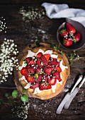 Napfkuchen mit Frischkäseglasur und Erdbeeren (Draufsicht)
