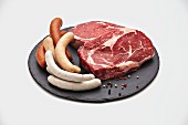 Grillplatte: Steaks von Black-Angus-Rindern aus Nebraska, Regensburger Bratwürste, Maracaña Bratwürste mit Chili und Kumin und Käsekrainer