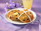 Hot Cross Bun (Ostergebäck, England) mit Butter auf Teller