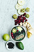 Grüne Smoothie-Bowl mit Avocado und Früchten zum Frühstück (Aufsicht)