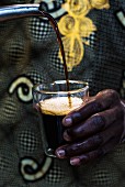 Touba (Kaffeespezialität, Senegal) wird in Glas eingegossen