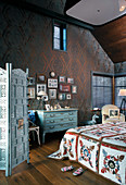 Dunkle Ornamenttapete im Schlafzimmer mit Vintagemöbeln