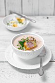 Meerrettich-Cremesuppe mit zwei Scheiben Wurst-Kartoffelpastete