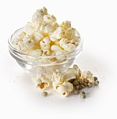 Popcorn with green pepper and salt