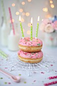 Pinke Donuts mit Kerzen zum Geburtstag