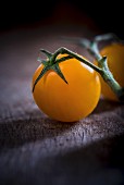 Yellow cherry tomatoes on the vine (close-up)