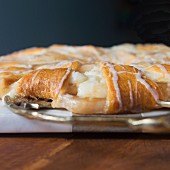 A puff pastry ring with apple, fresh cheese and caramel