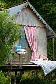 Rustikale Fischerhütte mit romantischem Schlafplatz auf Holzterrasse