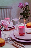 Pinkfarbenes Dessert auf romantisch gedecktem Tisch
