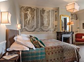 Schlafzimmer mit Wandmalerei im Château Des Grotteaux
