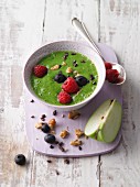 A green smoothie bowl with apple, broccoli, baby leaf spinach and berries (Sirtfood)