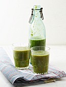 Rosehip and mint smoothies with pears and spinach