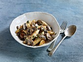 Quick and easy finger-shaped potato dumplings and mushrooms