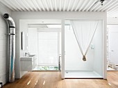 Badezimmer mit Waschbecken und Duschkabine im Zwischengesoss