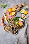 Abundance Bowl mit Quinoa, Sprossen, Linsen, Avocado und Chioggia
