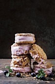 Selbstgemachte Eis-Sandwiches mit Blaubeereis, Haferkeksen und Mandeln