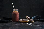 Vegane Tarteletts mit Sauerkirschfüllung, Vanillecreme und Schokoladenglasur und ein roter Smoothie