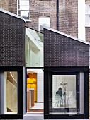 Modernes Haus mit einer Fassade aus Glas und Backstein
