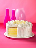 Zitronen-Baiser-Kuchen auf pinkfarbenem Untergrund