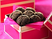 Knusprige Cookies aus dunkler Schokoalde in pinkfarbener Box