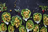 Vegane mit Tofu gefüllte Kopfsalatblätter